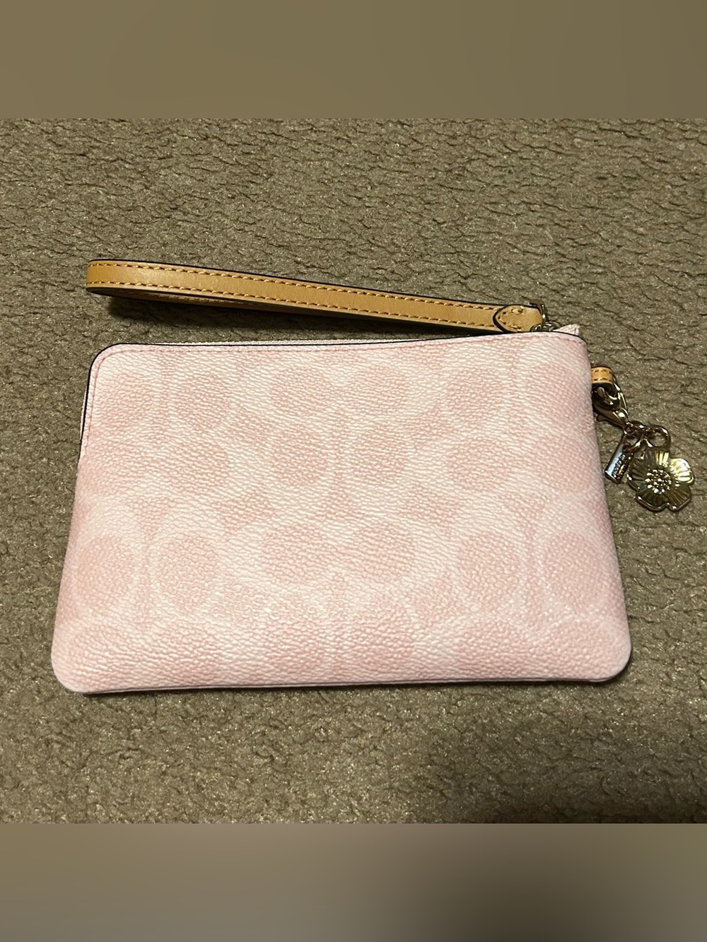 NWT Coach Powder Pink Corner Zip Wristlet
In Signature Canvas With Charms - Picture 2 of 5